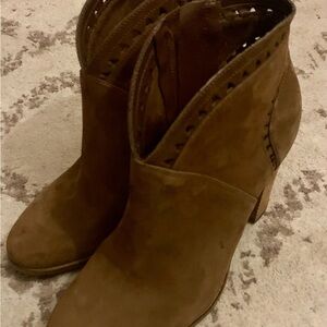 Vince Camuto Brown Suede Ankle Boots - $40

Size: 6.5M